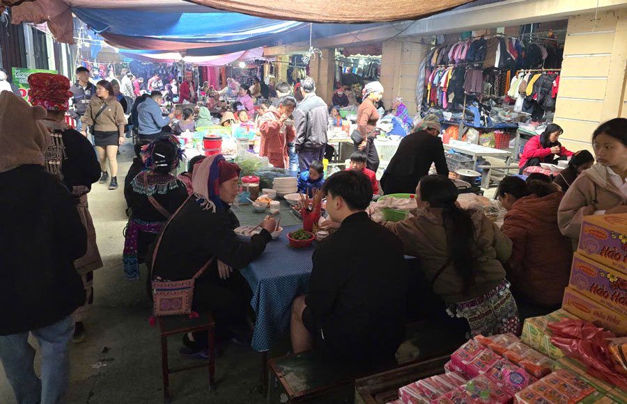 Ẩm thực chợ Mường Hum