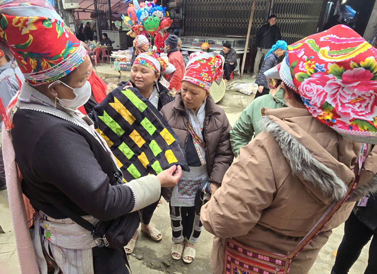 Chợ phiên Mường Hum đã tồn tại và phát triển qua nhiều thế hệ, trở thành điểm hẹn văn hóa – kinh tế quen thuộc của đồng bào vùng cao