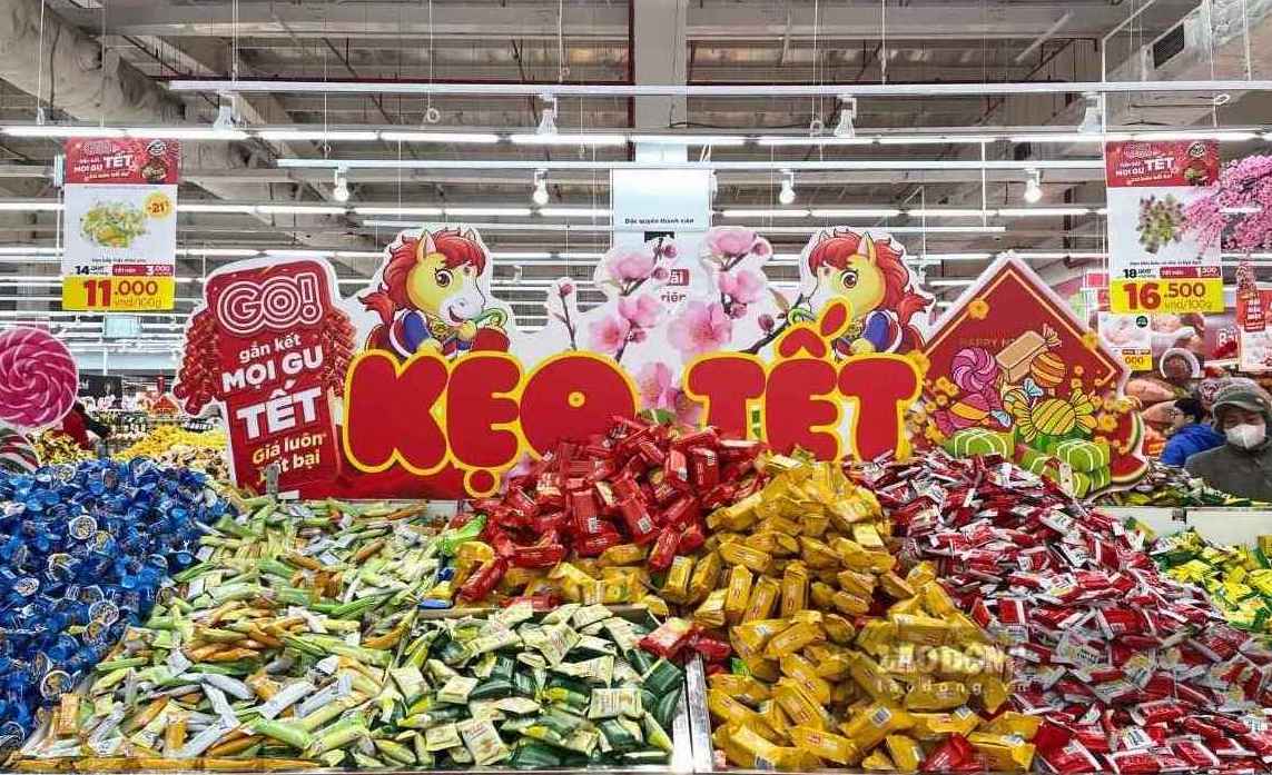 Mặt hàng kẹo Tết “chất thành núi“, nhiều sự lựa chọn cho người dân. Ảnh: Thanh Bình 