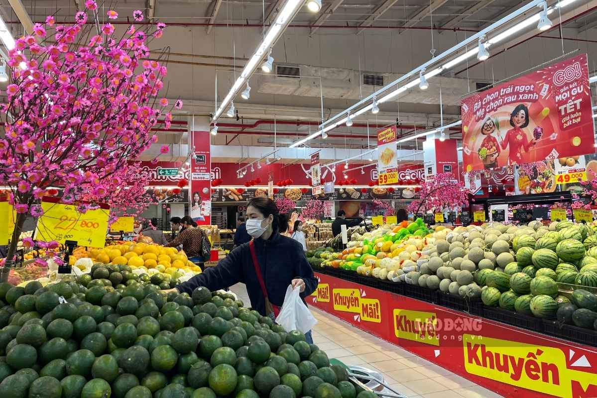 Quầy thực phẩm tươi sống có phần “kén” người mua hơn, chủ yếu là khách hàng mua sắm hàng ngày. Ảnh: Thanh Bình 