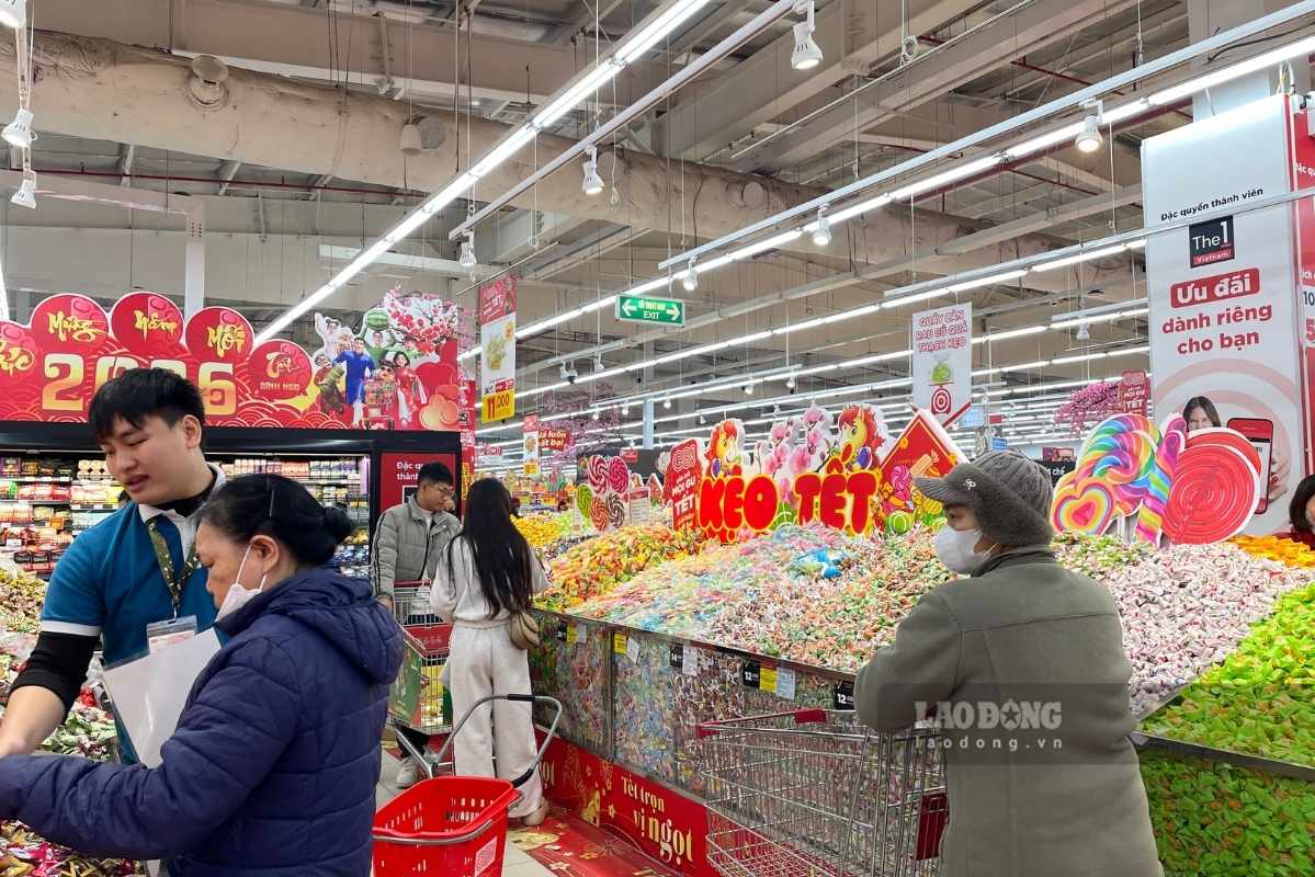 Not waiting until the end of the week, Hanoi people take advantage of early Tet shopping. Photo: Thanh Binh