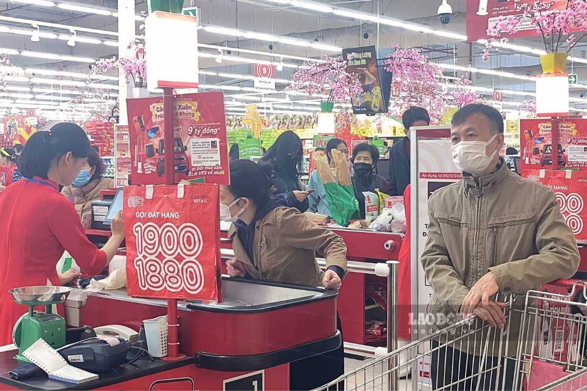 Khu vực thanh toán ngày trong tuần luôn trong trạng thái xếp hàng dài, nhân viên thu ngân “không ngơi tay“. Ảnh: Thanh Bình 