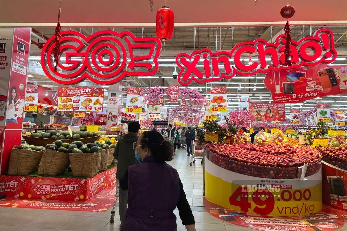 Từ đầu cổng vào, siêu thị đã trang hoàng không gian tràn ngập sắc xuân, những kệ hàng bắt mắt nhất với giá ưu đãi cũng được ưu tiên.