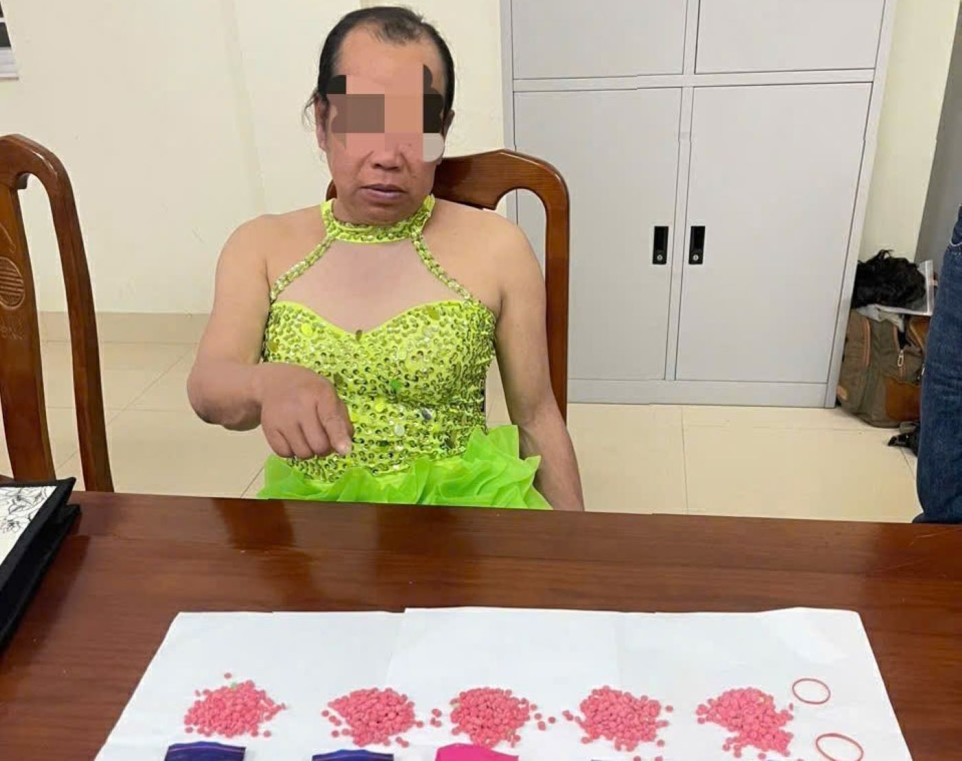 Đối tượng giả nữ núp bóng ở địa điểm trò chơi lô tô để điều hành việc mua bán ma túy. Ảnh: Công an xã Gio Linh