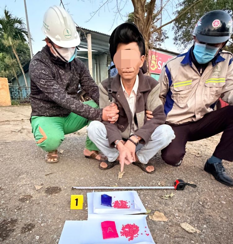 Đối tượng liên quan vụ mua bán ma túy bị bắt giữ. Ảnh: Công an xã Gio Linh