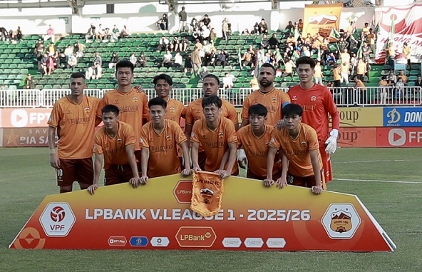 Sân Pleiku vốn luôn sôi động, nhưng trong ngày trở về của thủ thành U23 Việt Nam Trần Trung Kiên cũng không có nhiều khán giả tới sân cổ vũ đội bóng. Ảnh: VPF