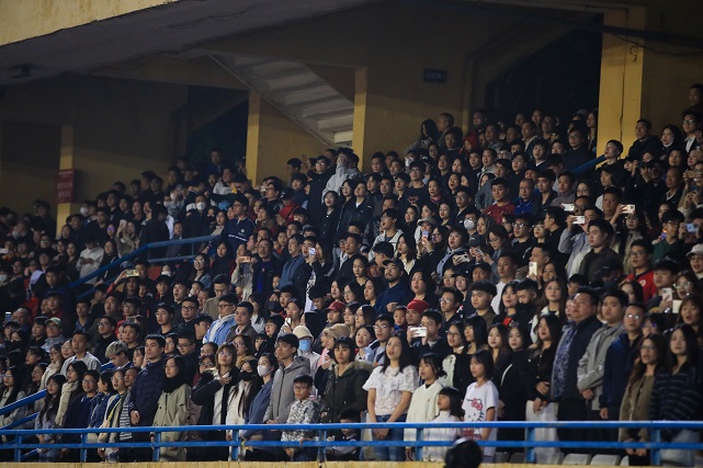 Nearly 13,000 spectators watched the "first leg final" between Hanoi Police and Ninh Binh in round 12 of V.League 2025-2026. Photo: Minh Dan