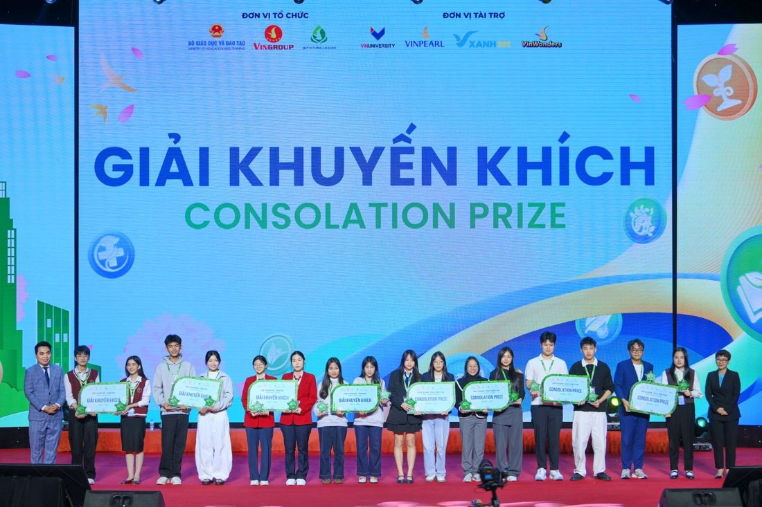 Các đội thi đoạt Giải Ba và Giải Khuyến khích tại chung kết cuộc thi Tiếng nói Xanh mùa 3.  