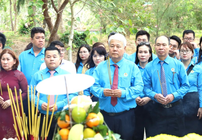 Đoàn cán bộ công đoàn, công nhân, lao động ưu tú của TPHCM dâng hoa, dâng hương tưởng niệm các anh hùng liệt sĩ, chiến sĩ cách mạng và đồng bào yêu nước đã hy sinh tại đặc khu Côn Đảo. Ảnh: Đức Long