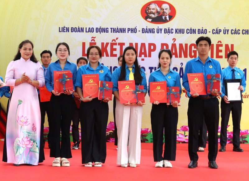 Outstanding union members among workers are admitted to the Party in Con Dao Special Zone, Ho Chi Minh City. Photo: Duc Long