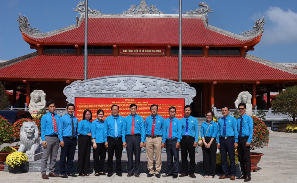 Các đại biểu chụp ảnh lưu niệm. Ảnh: Cẩm Tú