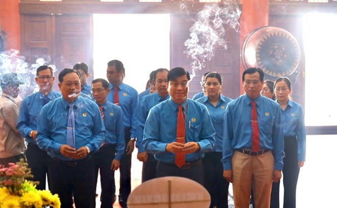 Đoàn cán bộ Công đoàn An Giang dâng hương tưởng niệm các Anh hùng liệt sĩ