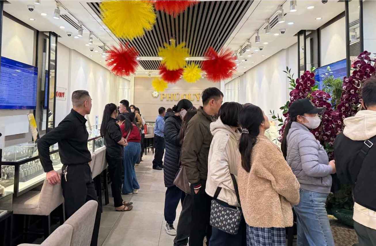 Gần đây, bạc miếng và bạc thỏi trở thành mặt hàng được nhiều người tìm mua. Ảnh: Phương Anh 