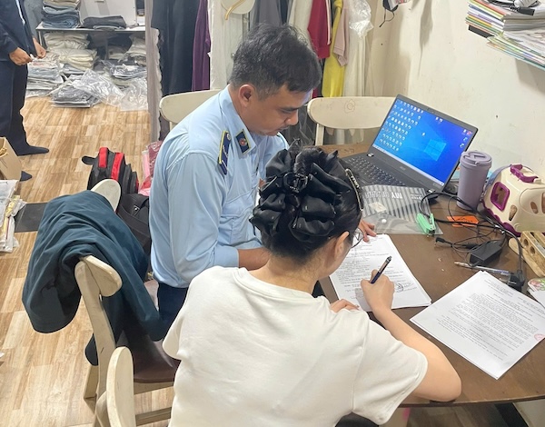 Market Management Team No. 11, Da Nang City Market Management Sub-Department deploys the Peak Plan to combat smuggling, trade fraud and counterfeit goods during the Binh Ngo Lunar New Year 2026 at organizations, stores, and individuals. Photo: Market Management Team