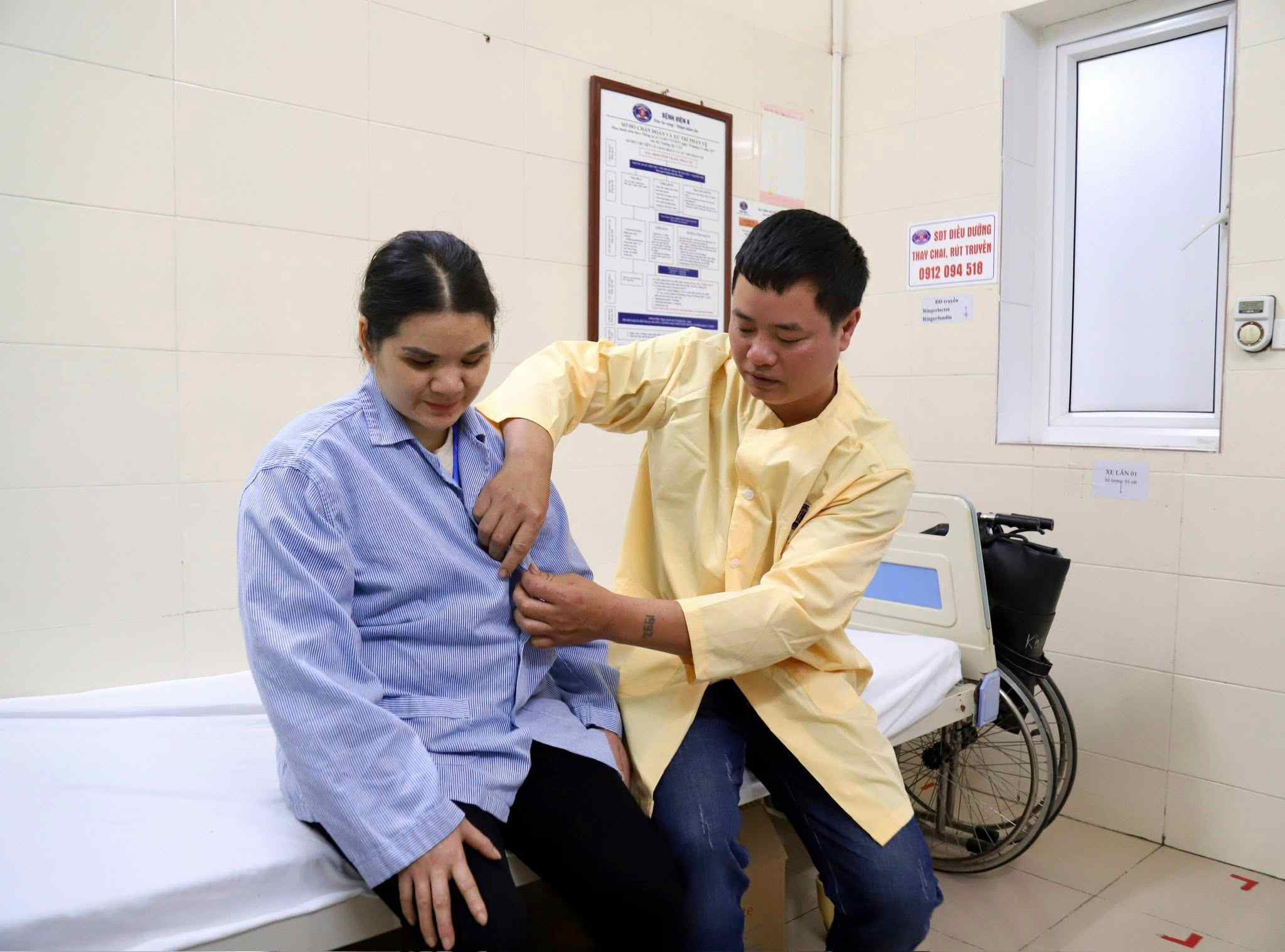 Visually impaired woman suffering from breast cancer in extreme poverty. Photo: Tran Ha