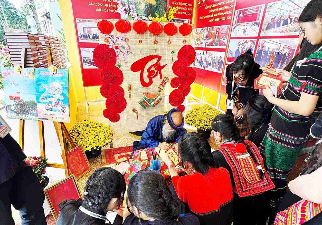 Không gian ngày Tết tại Hội sách, báo, triển lãm ảnh. Ảnh: Phúc Khánh 