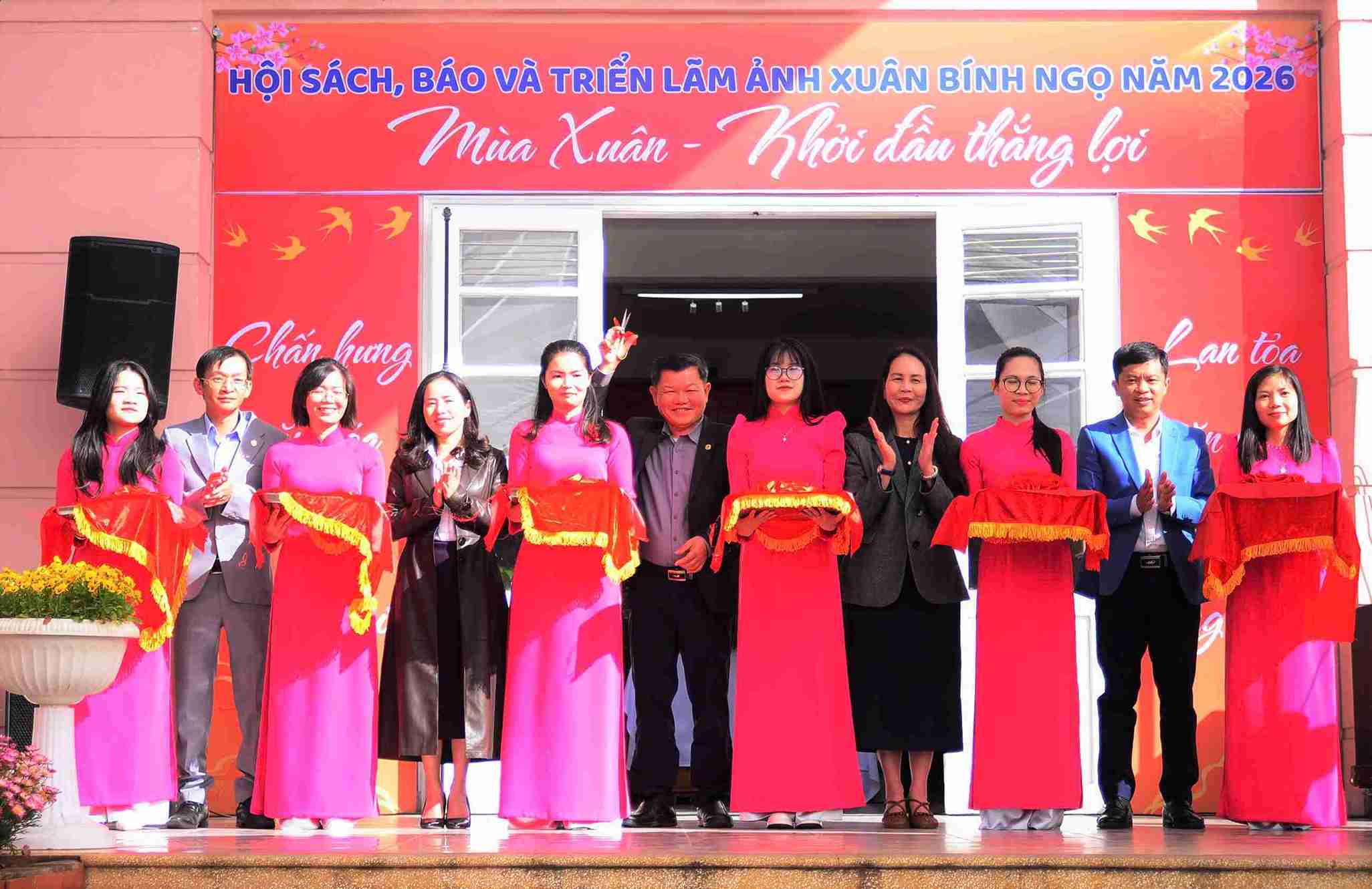 Các đại biểu thực hiện nghi thức khai mạc Hội sách, báo xuân Lâm Đồng năm 2026. Ảnh: Phúc Khánh 