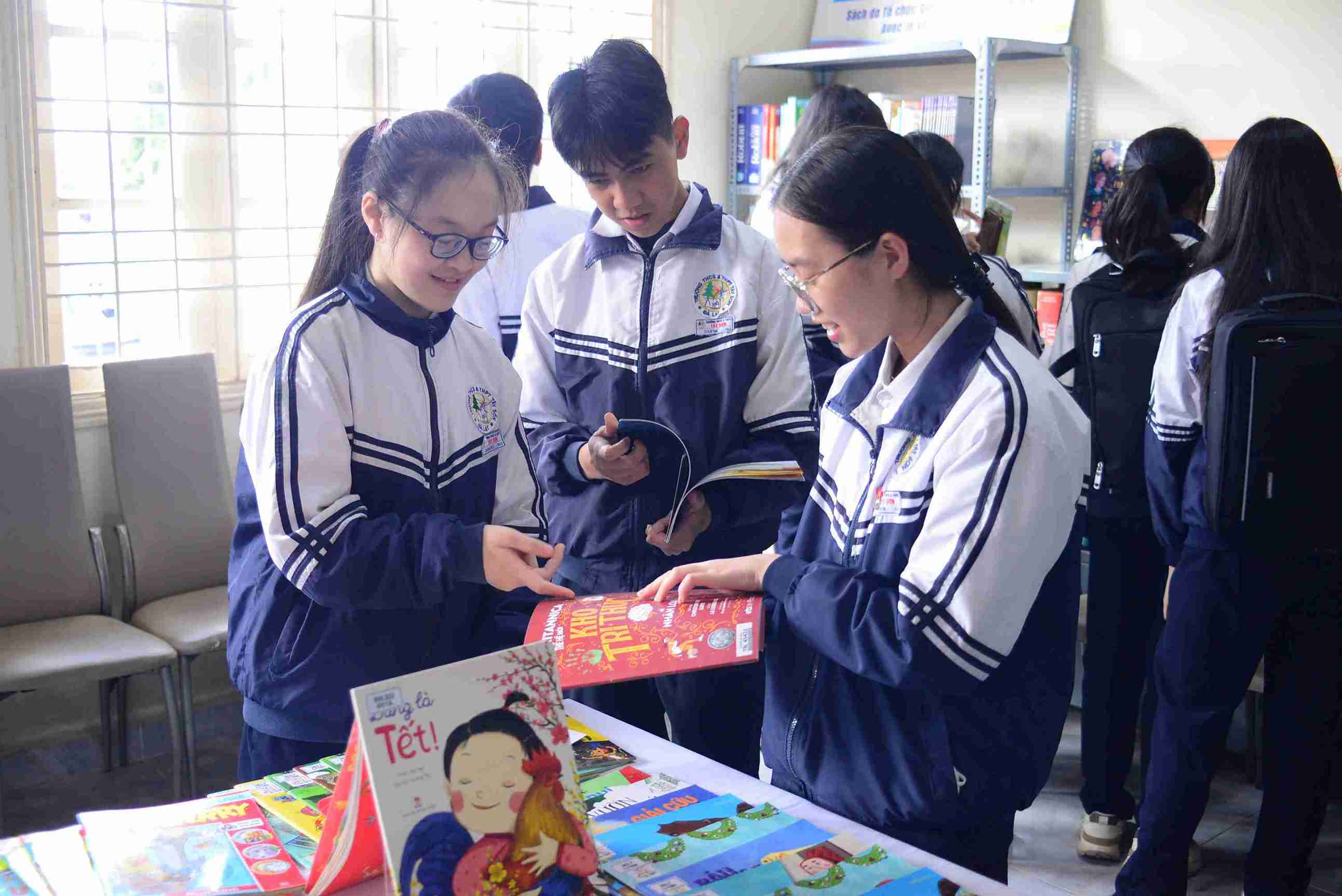 Học sinh Đà Lạt thích thú đến với Hội sách, báo và triển lãm ảnh. Ảnh: Phúc Khánh 