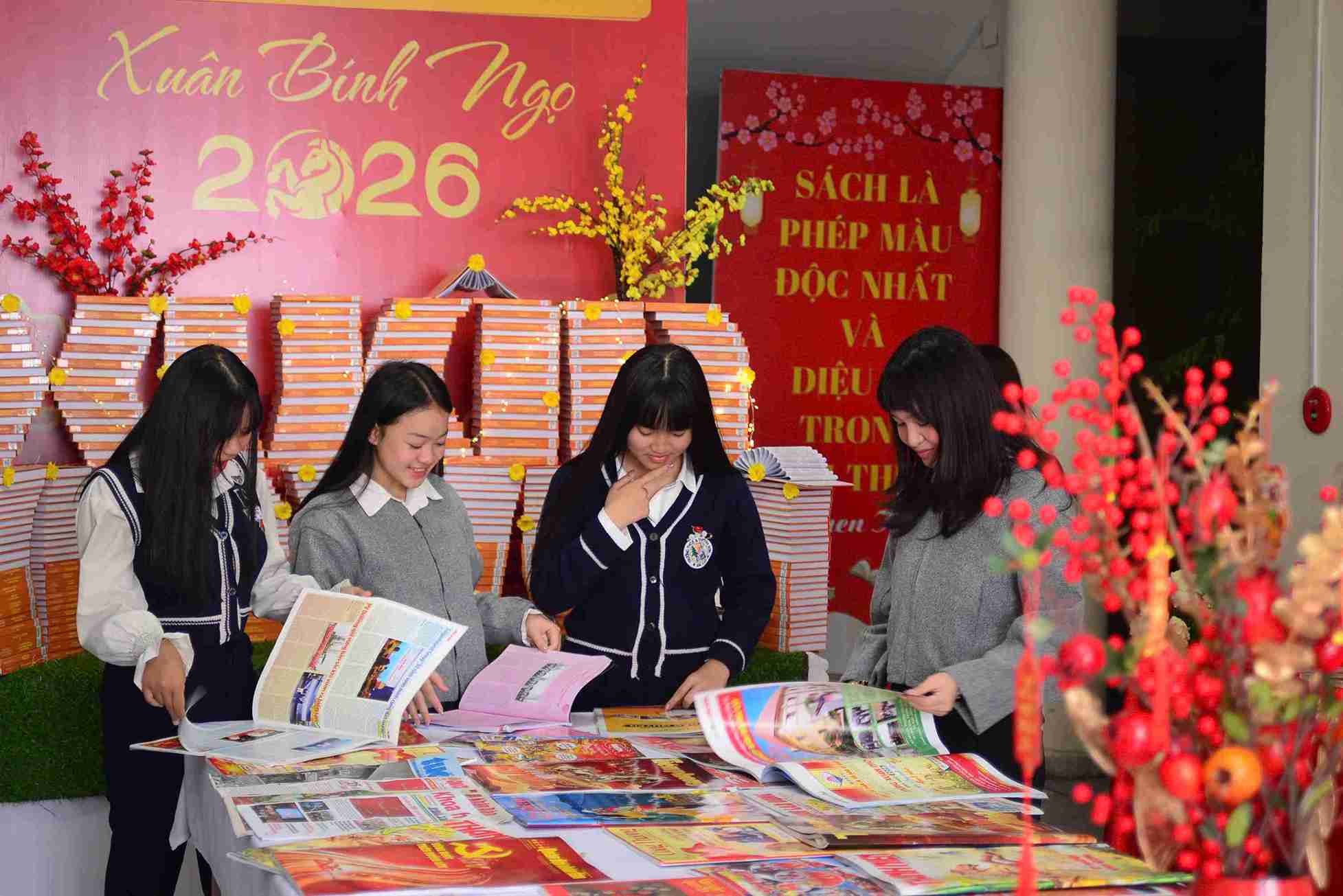 More than 2,500 copies of books and newspapers are displayed at the Lam Dong Spring Book, Newspaper and Photo Exhibition 2026. Photo: Phuc Khanh