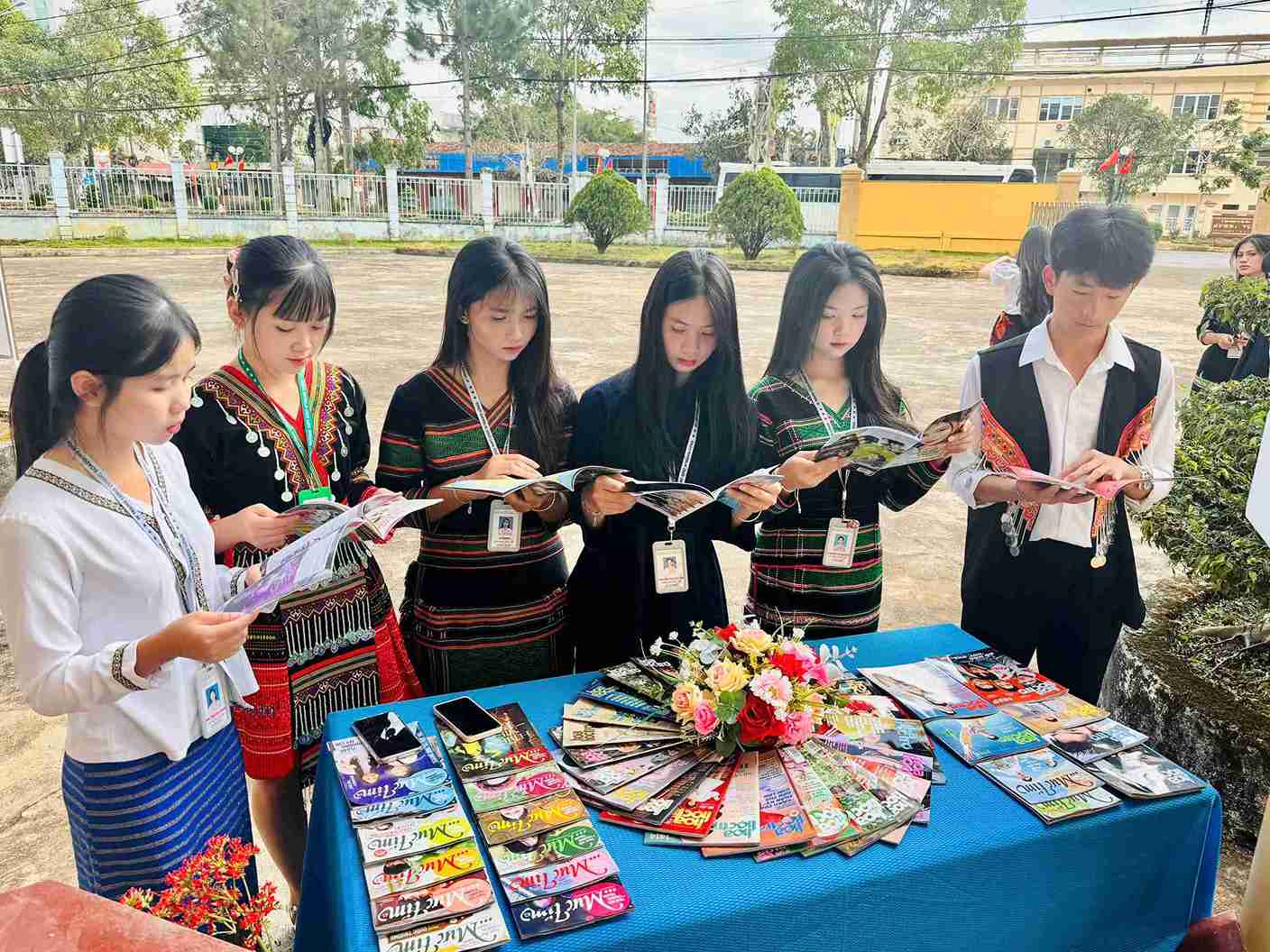 Hội sách, báo và triển lãm ảnh kéo dài từ nay đến 28.2.2026 để phục vụ ban đọc. Ảnh: Phúc Khánh 