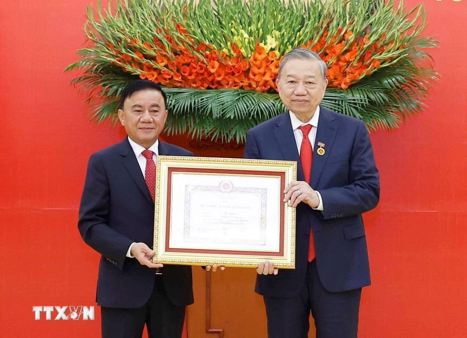 Ủy viên Bộ Chính trị, Thường trực Ban Bí thư Trần Cẩm Tú trao Huy hiệu tặng Tổng Bí thư Tô Lâm