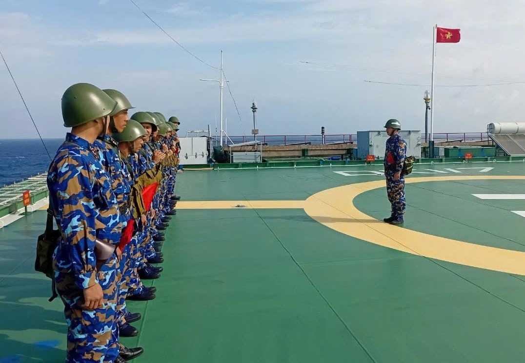 Cán bộ, chiến sĩ Nhà giàn DK1/7 hoàn thành xuất sắc mọi nhiệm vụ được giao. Ảnh: Văn Đường