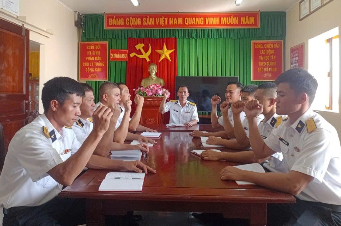 Chi bộ Nhà giàn DK1/7 (Vùng 2 Hải quân) đoàn kết, thống nhất, phát huy trí tuệ tập thể lãnh đạo đơn vị hoàn thành xuất sắc nhiệm vụ. Ảnh: Văn Đường