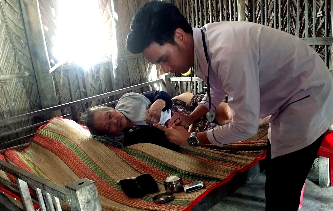 Đến tận nhà dân kiểm tra sức khỏe cho người cao tuổi. Ảnh: NVCC