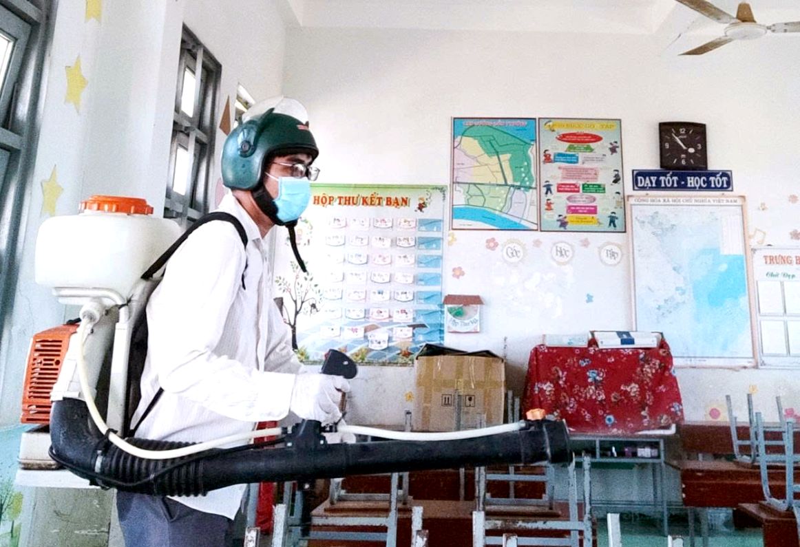 ThS Hồ Văn Son trực tiếp phun phòng chống dịch bệnh. Ảnh: NVCC