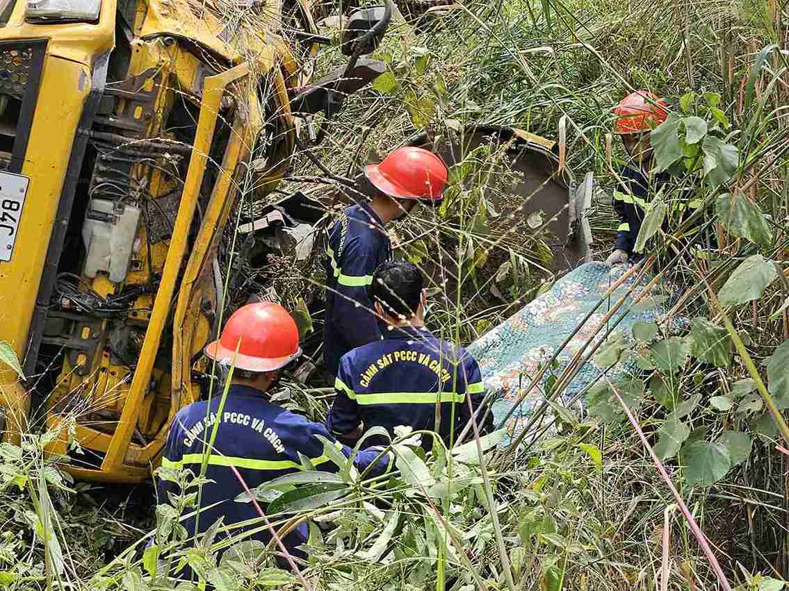 Lực lượng cứu hộ tiếp cận hiện trường triển khai công tác cứu hộ, cứu nạn. Ảnh: Phúc Khánh 