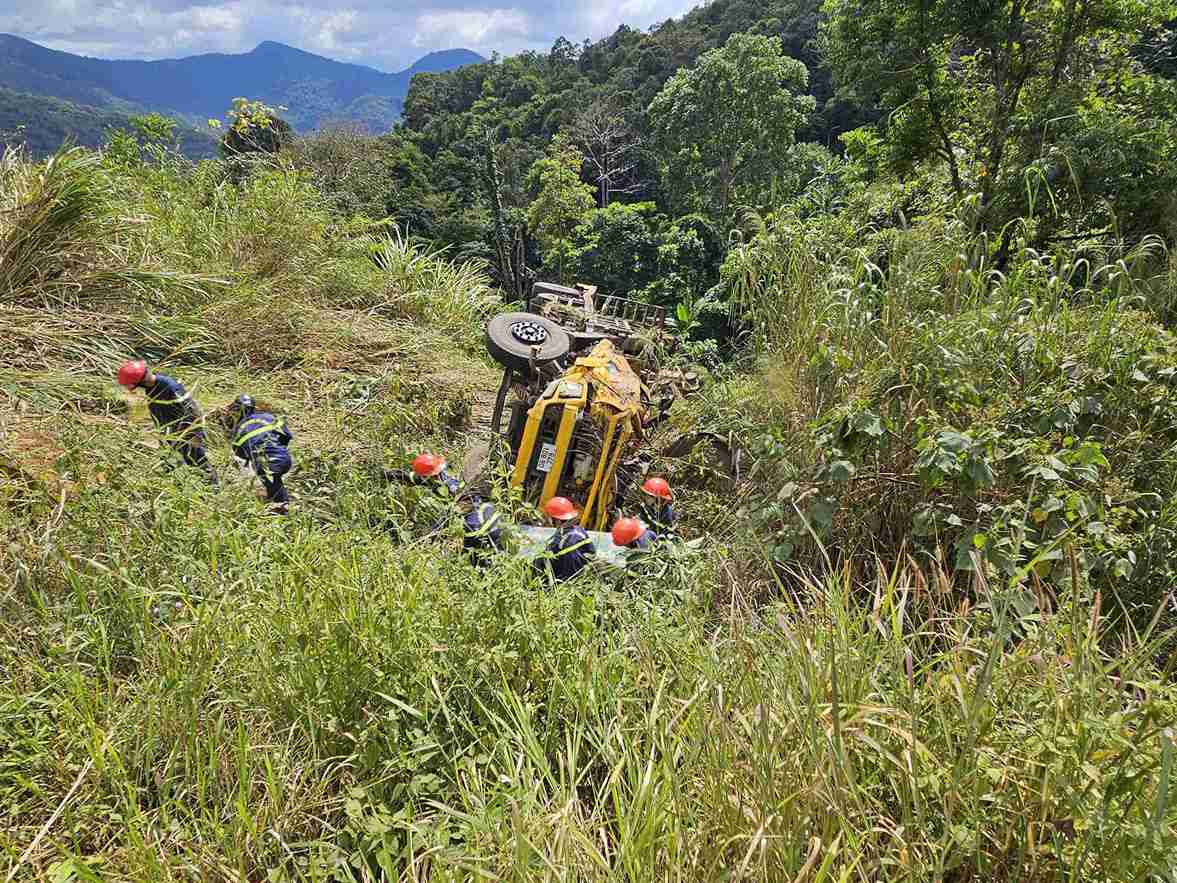 Các lực lượng nỗ lực triển khai công tác cứu hộ, cứu nạn. Ảnh: Phúc Khánh 
