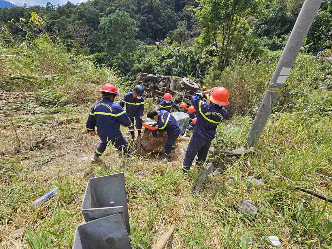 Functional forces deploy rescue and relief operations for a truck that plunged into a deep abyss on Bao Loc Pass. Photo: Phuc Khanh