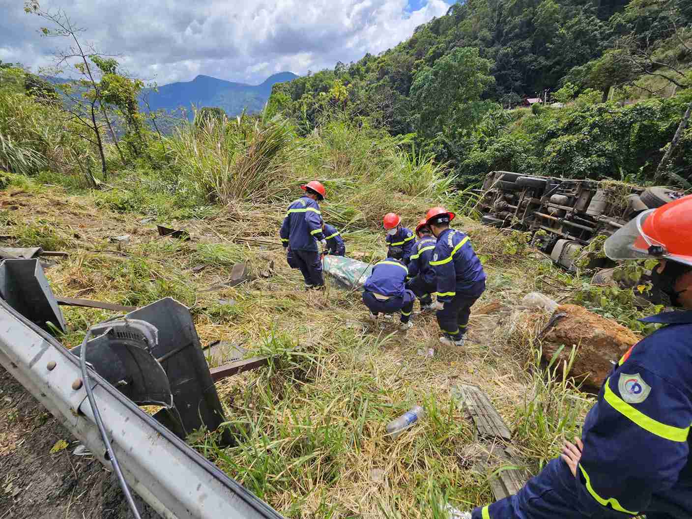 Lúc 13h15 cùng ngày, các lực lượng đã đưa được nạn nhân tử vong lên khỏi vực sâu. Ảnh: Phúc Khánh 