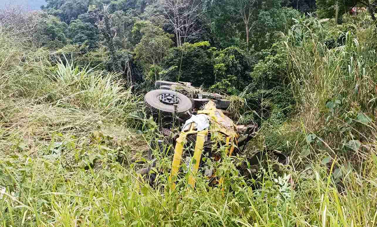 Tai nạn khiến tài xế tử vong tại chỗ, phụ xe bị thương phải nhập viện. Ảnh: Phúc Khánh 