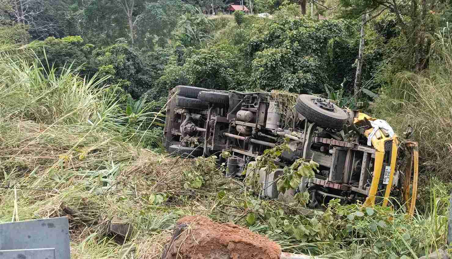 Chiếc xe tải bị bẹp dúm, biến dạng sau khi lao xuống vực sâu khoảng 5 mét trên đèo Bảo Lộc. Ảnh: Phúc Khánh 