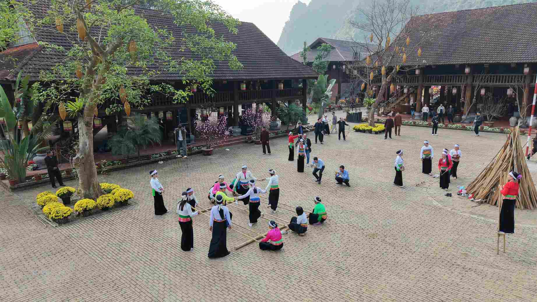 Tại Thung Ui, du khách được trải nghiệm một không gian đậm đà bản sắc văn hoá các dân tộc. Ảnh: Diệu Anh