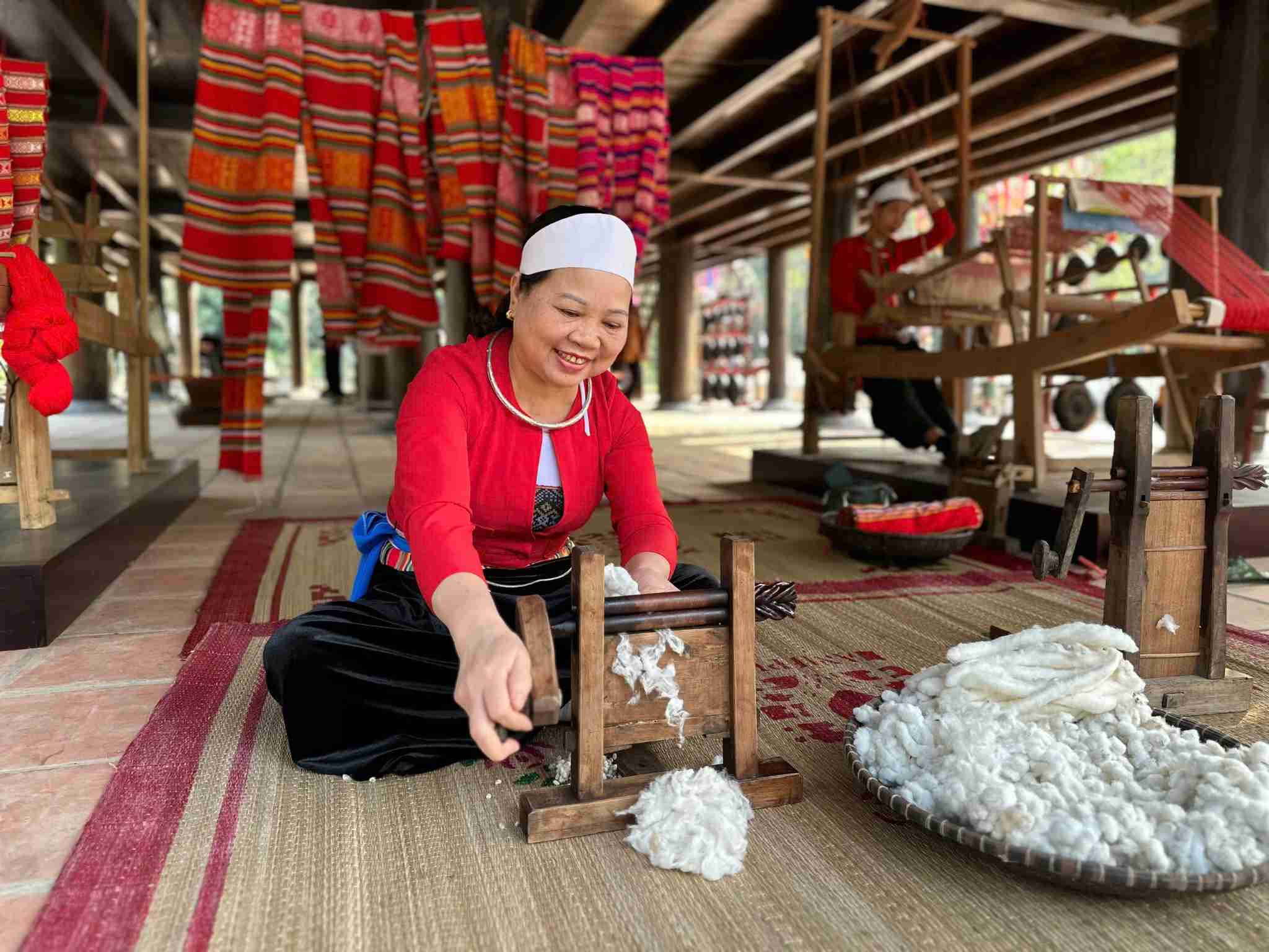 Du khách sẽ được trải nghiệm làm các món ăn, món bánh truyền thống của người dân bản địa. Ảnh: Diệu Anh