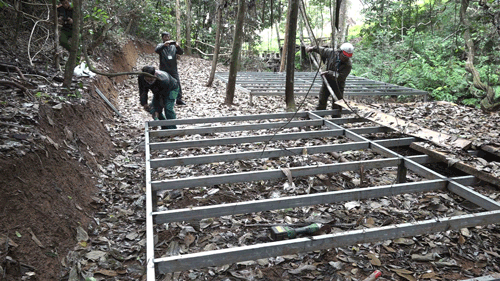 Tháo dỡ công trình xây dựng trái phép trên đất rừng. Ảnh: Văn Thắng