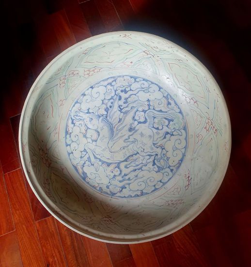 Đĩa gốm tam thái, thời Lê sơ, thế kỷ XV, kích thước 45x10,5cm.  Ảnh: Nguyễn Văn Dòng cung cấp