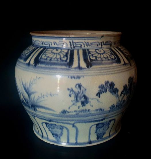 Liễn gốm hoa lam, thời Lê sơ, thế kỷ XV, kích thước 18x20cm. Ảnh: Nguyễn Văn Dòng cung cấp