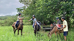 Ông Nghĩa cùng các cháu tập cưỡi ngựa. Ảnh: KHƯƠNG QUỲNH