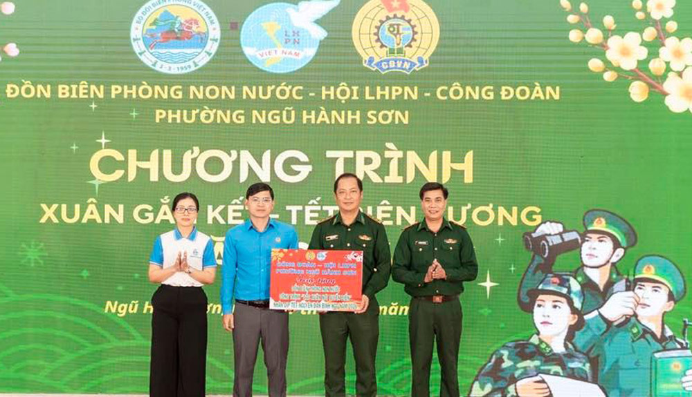 응우한선동 노동조합은 설날 근무 임무를 수행 중인 논느억 국경 수비대 간부 및 군인들에게 선물을 증정했습니다. 사진: 다낭 노동조합.