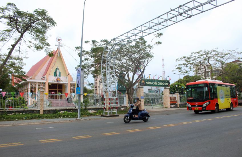 Theo ý kiến nhiều nhà nghiên cứu, khu vực Nhà thờ Giáo xứ Cao Lãnh và Công ty Cổ phần Dược phẩm Imexpharm trên đường 30.4, phường Cao Lãnh hiện nay là vị trí của SVĐ Cao Lãnh, nơi diễn ra Giải đua ngựa năm xưa. Ảnh: LÂM ĐIỀN