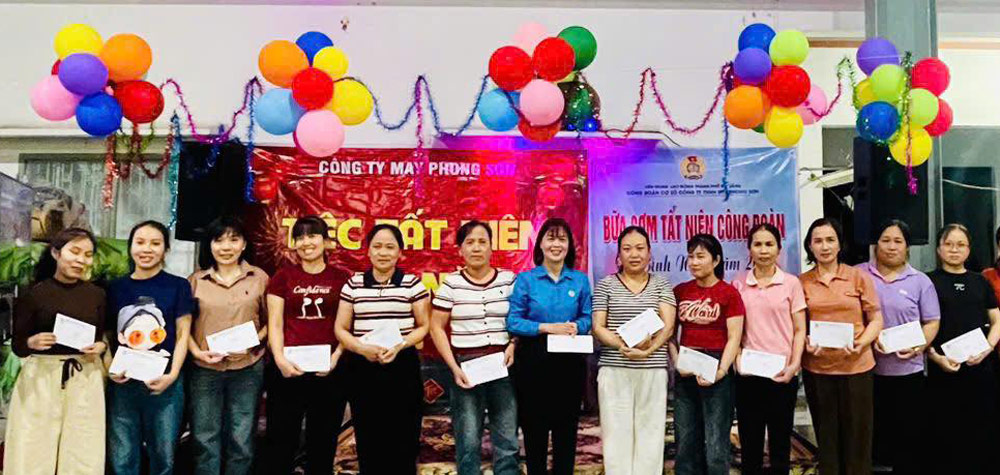 Los sindicatos de base afiliados al Sindicato del barrio de Điện Bàn entregan regalos de Tết a los miembros del sindicato y trabajadores. Foto: Sindicato de Điện Bàn.