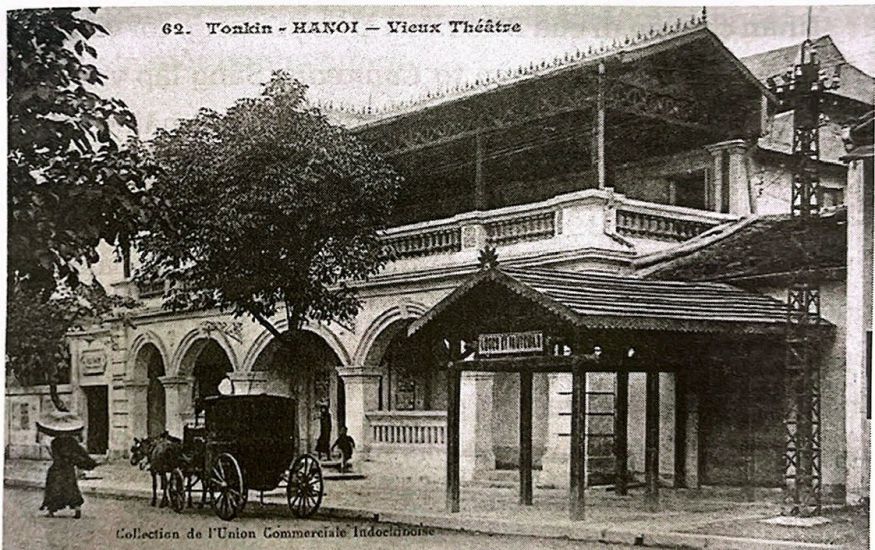 Xe ngựa trước Nhà hát Takon (phố Hàng Cót - Hà Nội), sau la trường nữ học Brieux, nay là trường tiểu học Thanh Quan. Ảnh chụp những năm đầu thế kỷ XX. Nguồn: hanoilavie.com