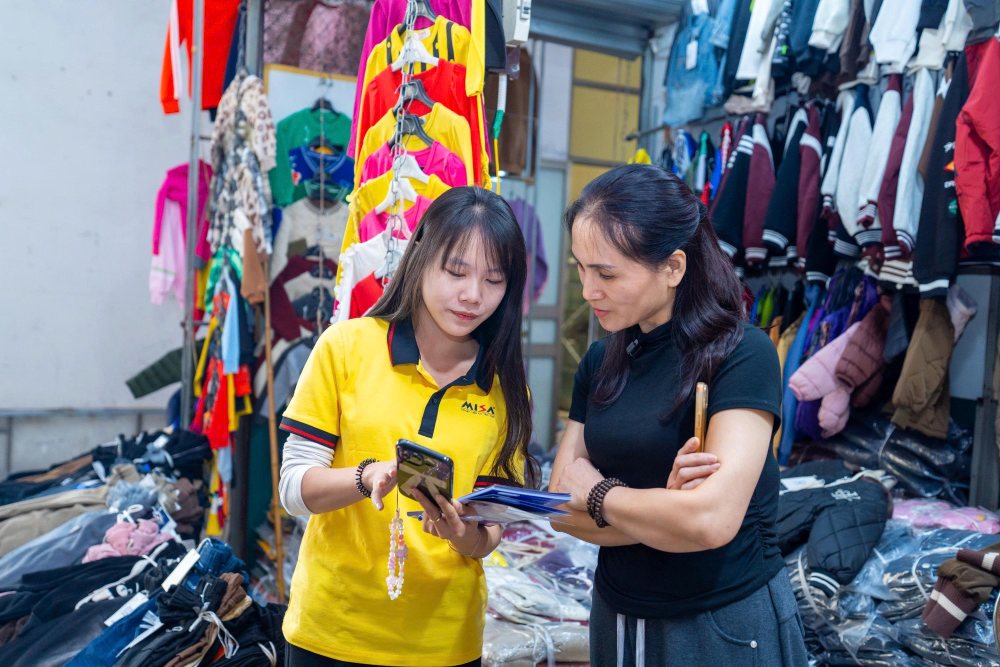 Đội ngũ hơn 4.000 chuyên viên và 1.000 đối tác kế toán, đại lý thuế của MISA ngày đêm bám sát địa bàn để trực tiếp hướng dẫn hộ kinh doanh trên toàn quốc thực hiện kê khai thuế trên phần mềm MISA eShop 