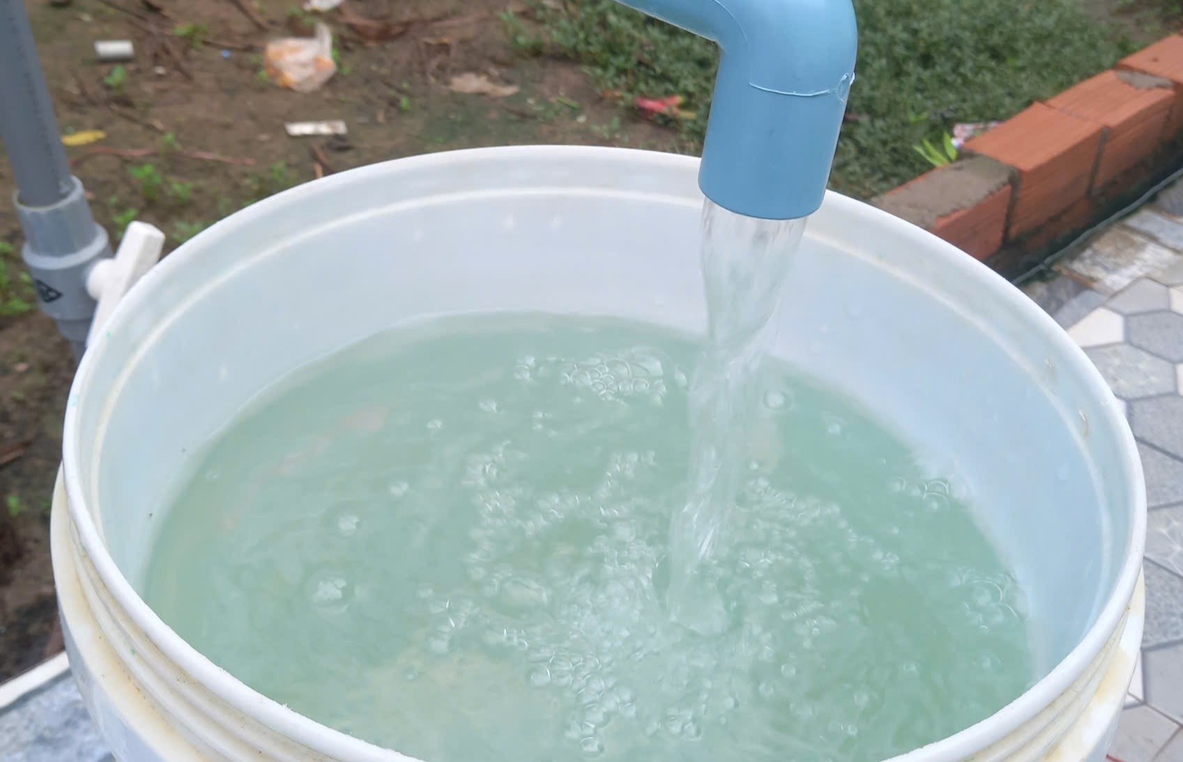 The rural water supply system in the old Soc Trang area needs to be invested to meet the living needs of the people. Photo: Phuong Anh