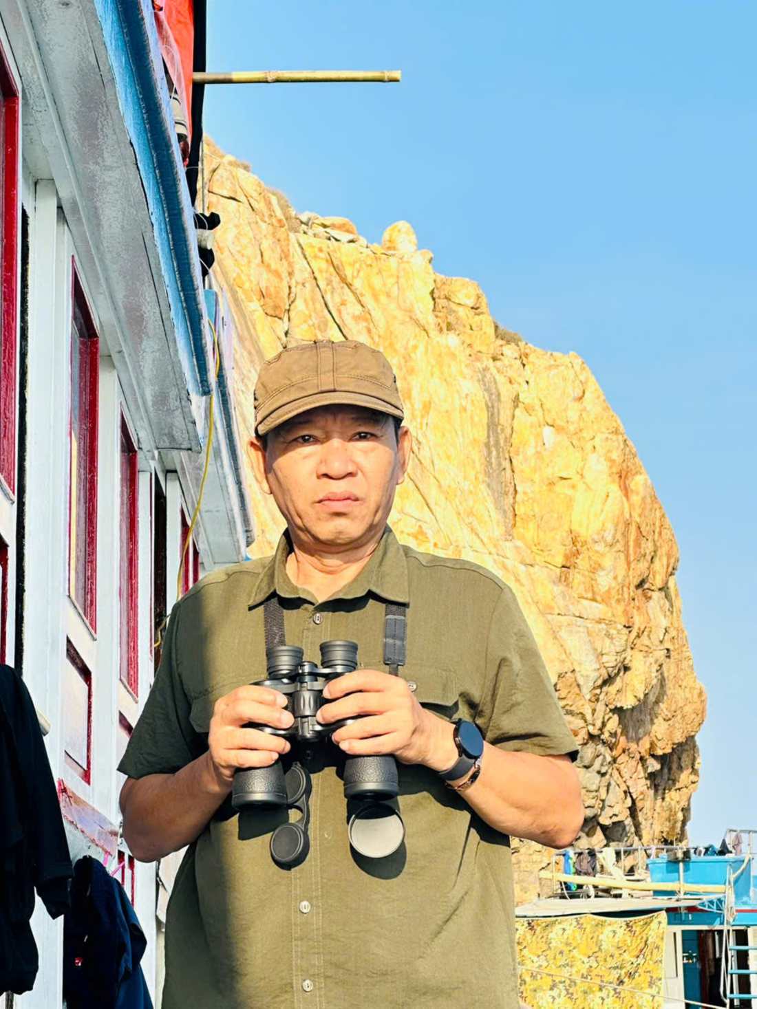 Ông Nguyễn Sỹ Ninh thực hiện nhiệm vụ canh gác, bảo vệ và phát triển đàn chim yến ở đảo. Ảnh: NVCC.