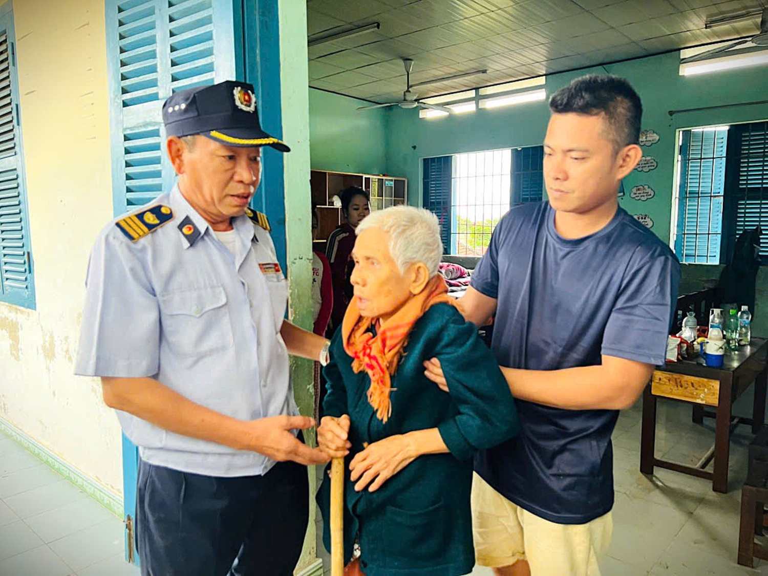 Trong đợt lũ lụt vừa qua tại Khánh Hòa, ông Ninh trực tiếp dầm mình trong nước xiết để sơ tán dân, cứu hộ cán bộ lao động và tiếp tế nhu yếu phẩm cho người dân. Ảnh: NVCC