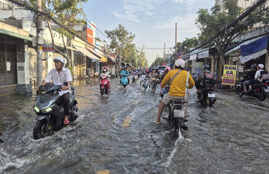 High tide combined with Northeast wind occurs in the South. Photo: Nguyen Chan